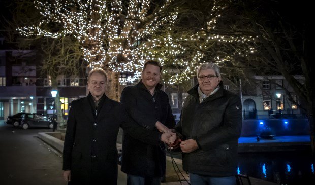 H_bergseBode's tweet photo. Feestverlichting ontstoken rondom de Kade in Oudenbosch - https://t.co/Nme96mfVI6 https://t.co/0d4RcrxEDb