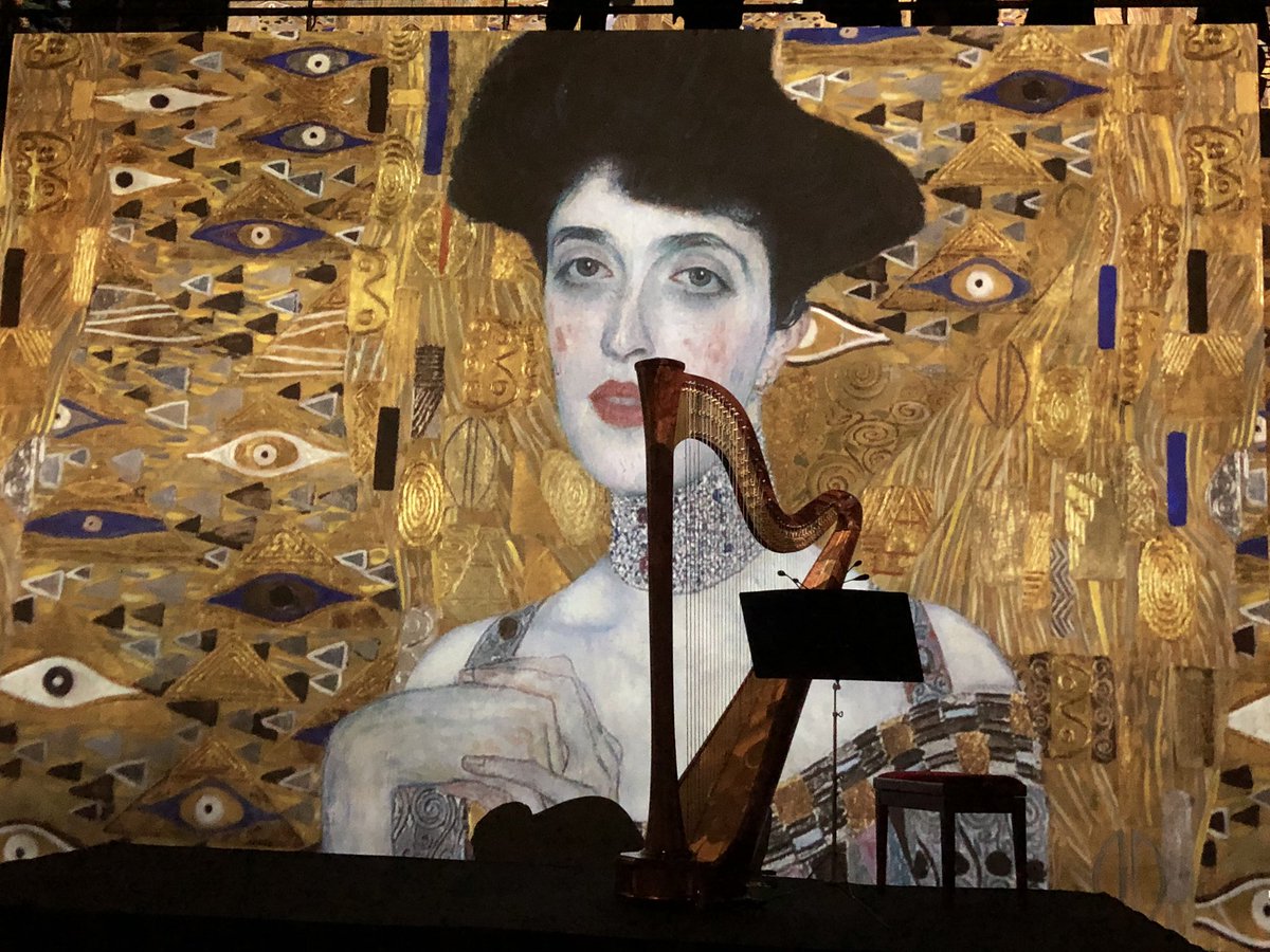 BAmusiques's tweet photo. Hier soir à @atelierdeslumieres ouverture de soirée magique, avant le concert soprano &amp; harpe consacré aux grands airs lyriques. Quand l’art numérique et la musique vous donnent le frisson https://t.co/lYtWccquWp