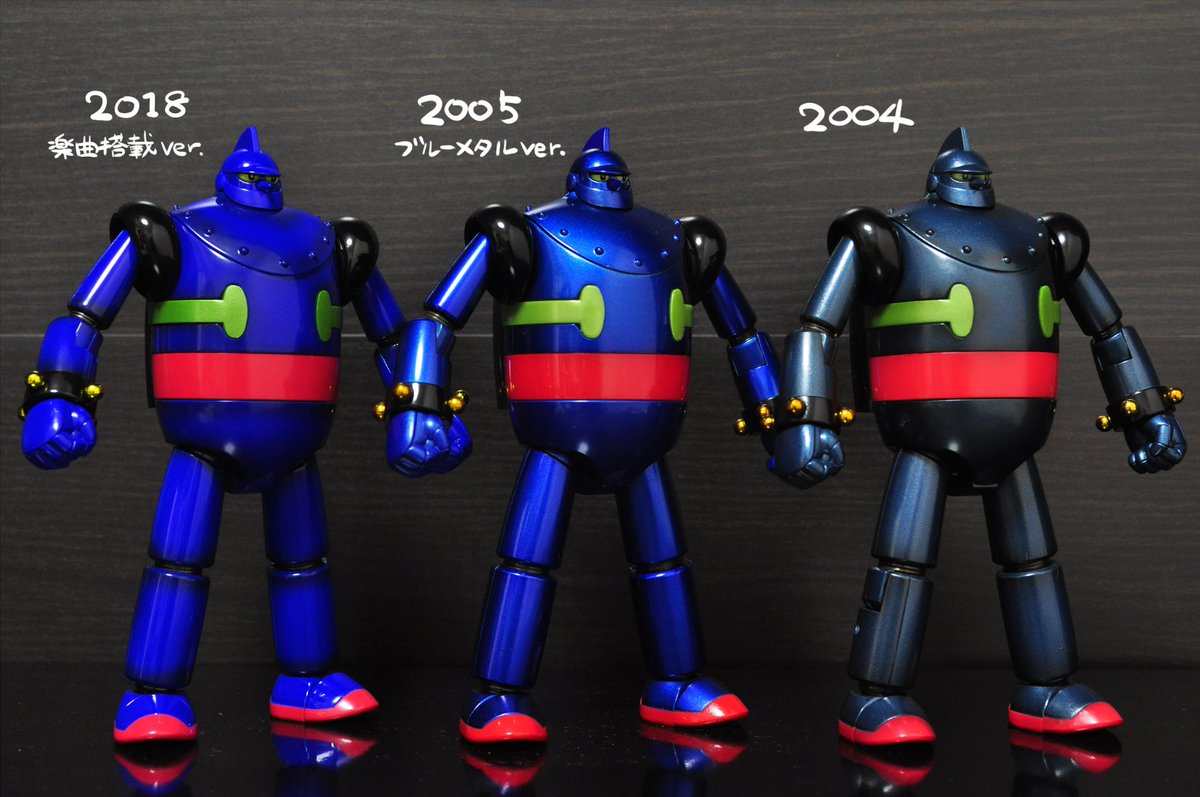 りょん Mafexの鉄人28号開けた でかっ ちょうどb社の超合金と先輩ミラクルアクションの中間くらいの大きさ いつものサイズで来ると思ってたからびっくりした 肩の可動 良いんだけどちょっと渋くて 一回ジョイント外れるとなかなか戻せなかった