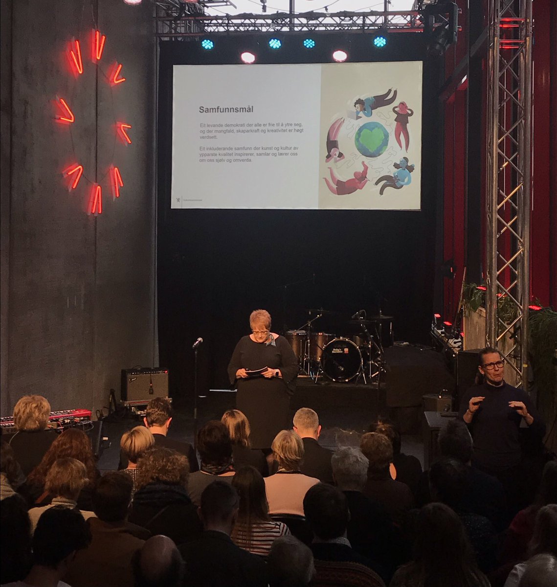 Bra at <a href="/Utenriksdept/">Utenriksdepartementet</a> og <a href="/Kulturdep/">Kultur- og likestillingsdepartementet</a> skal samarbeide om en strategi for internasjonalisering av norsk kunst. <a href="/norwegiancrafts/">Norwegian Crafts</a> og de andre organisasjonene i #NorwegianArtsAbroad er klare til å bidra med innspill! <a href="/Trinesg/">Trine Skei Grande</a>  #kulturmeldingen #kultureksport