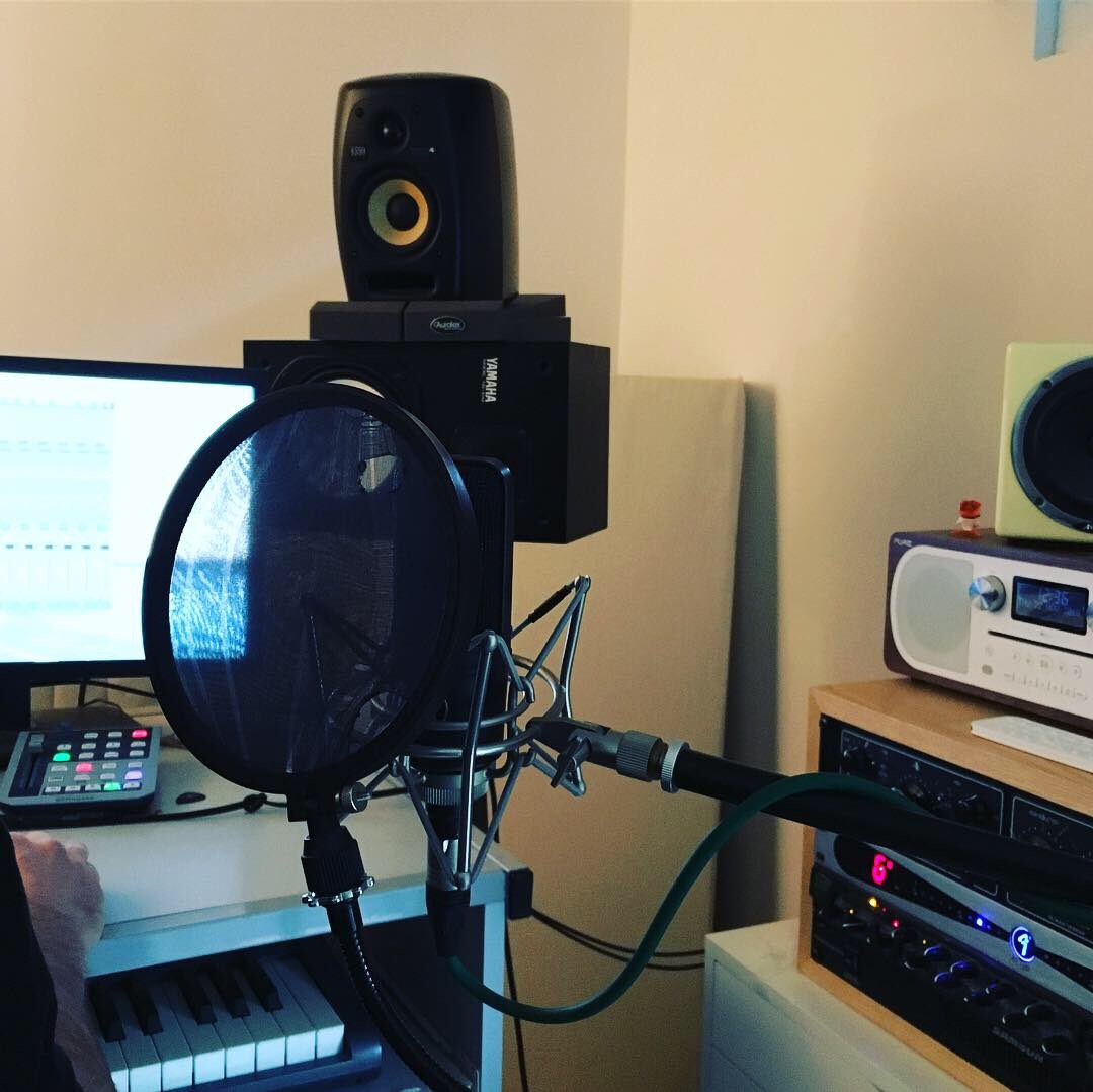 Lisa Graydon (@lisagraydonvo) on Twitter photo My view again this morning - music studio in our garden, both layering up vocal harmonies 🎧😲 My view again this morning - music studio in our garden, both layering up vocal harmonies 🎧😲