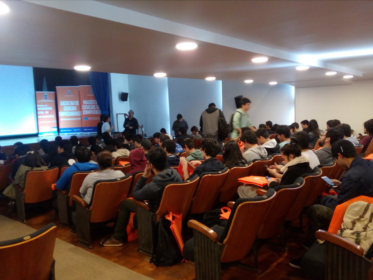 PaolaSaldiasUBB's tweet image. Lleno completo en Seminario de Ingeniería de Sofware &quot;IOT:Internet of Things&quot; . Tutores y tutorados prestos a adquirir y refrescar sus conocimientos #4taInducciónUBB #Jornadamotivacional @YoSoyUBB @faceubb @UbbSomxsTodxs @m_informaticas