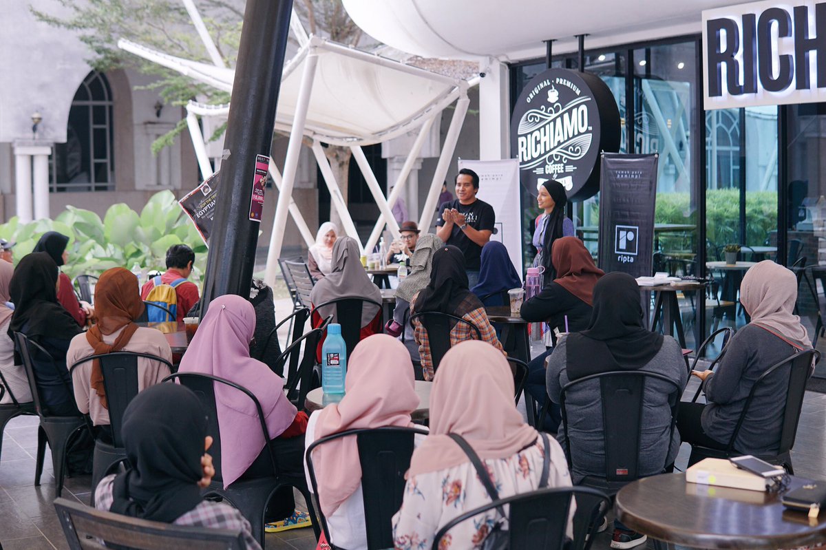 rumahripta's tweet photo. Alhamdulillah, selepas menerima beberapa job untuk jadi juru pembuka majlis, @mosyukiborhan membuka acara #rapatripta ituhari dengan doa beliau. 😂
Berikut kami lampirkan bukti: https://t.co/gsq9YymfhH