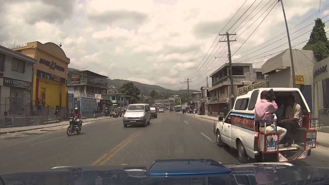 reyel_info's tweet photo. Haiti-Crise et Tension : Vendredi 23 Novembre, nous sommes dans les rues de la Capitale. Ce n'est pas encore la grande foule, mais les activitées reprennent après 4 jours de paralysie totale. Cependant, les portes des écoles sont toujours fermées. https://t.co/YZijQq6pxn
