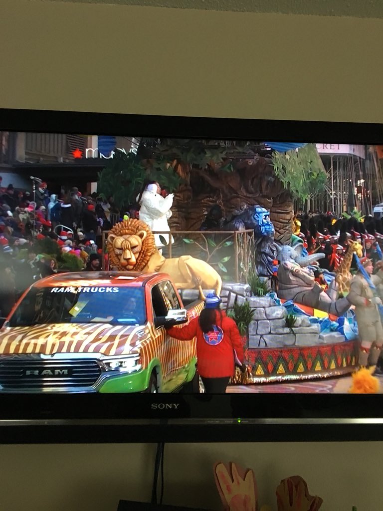 sunnysprinkle's tweet photo. Did you see it!!!! The @KalahariResorts float in the parade yesterday was SO fun! 😍🦁🐯 Alea was jumping up &amp; down! 😂 So exciting! #KalahariOnParade #ad https://t.co/7p4tLE8CYA