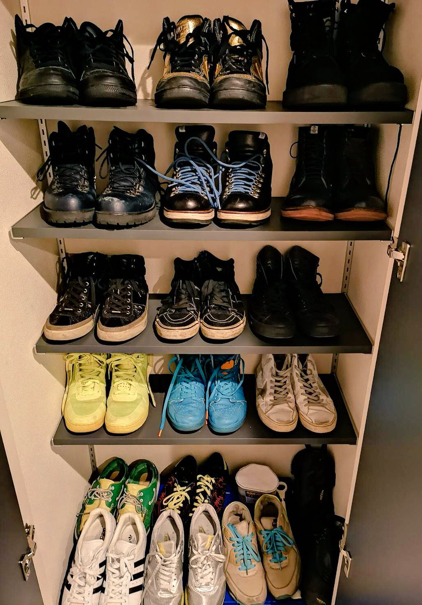 ASCEUSAKO's tweet photo. とういう訳で棚が少しカラフルに👟
#nike #adidas #converse #visvim #dnner #soph #jimmychoo #givenchy #goldengoose #whitemountaineering https://t.co/sVhkUxBpKJ