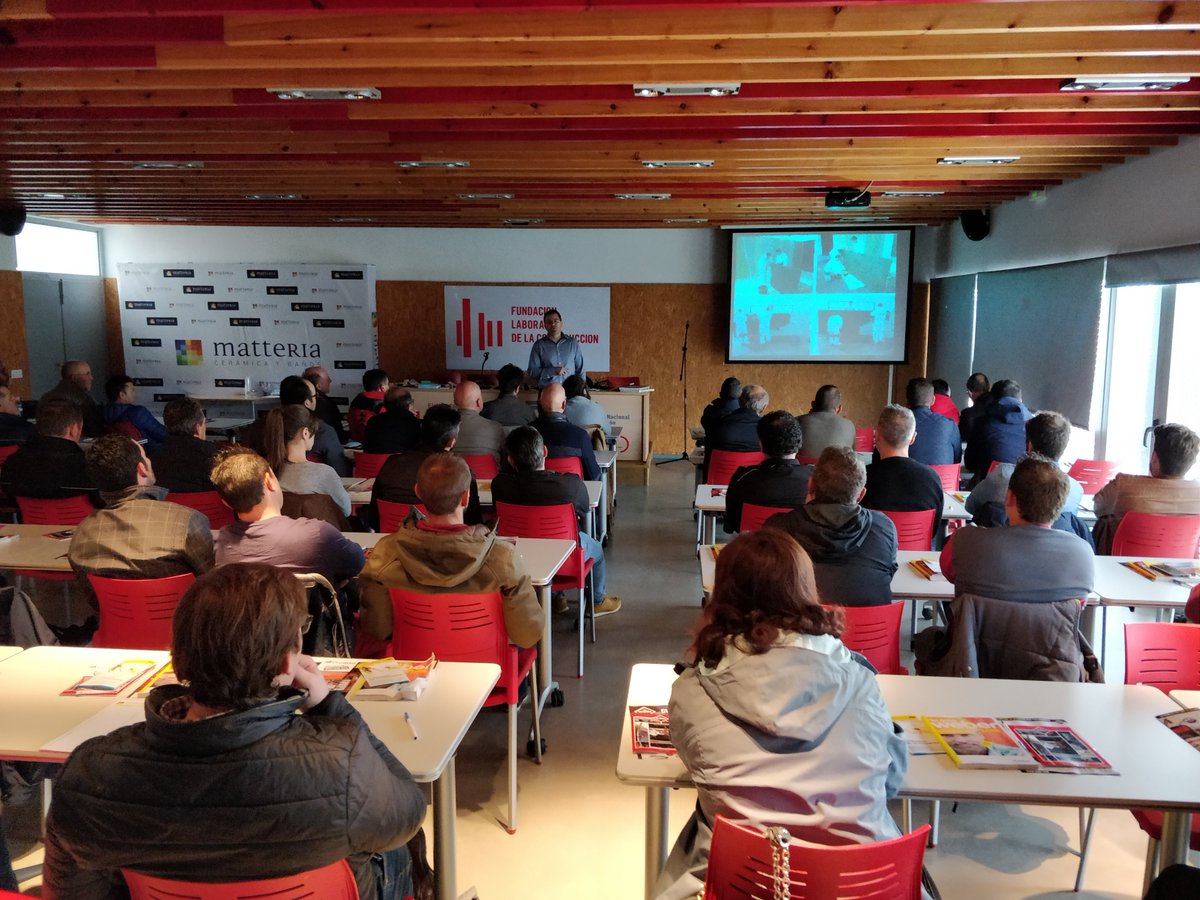 Proalso's tweet photo. Curso de colocación de #lámina #cerámica de gran formato según #UNE138002 organizado por Matteria para sus clientes alicatadores soladores. Impartida por @proalso ayer en Cáceres a más de 80 grandes profesionales. Enhorabuena por el éxito de organización y convocatoria. https://t.co/LetQ629Emt