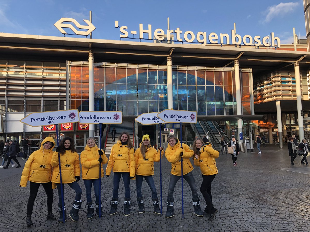 Reizigers voor de #MargrietWinterFair in de Brabanthallen Den Bosch worden door deze gele kanjers welkom geheten en begeleid naar de pendelbussen! En op het stationsplein staat ook nog een fotobooth. Niet te missen!
Check de kortingsretour met entree via Spoordeelwinkel.
