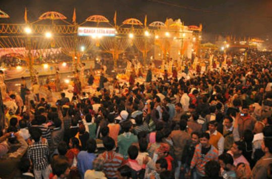 RaviBanarasiya's tweet photo. Aaj k den Banaras mai dusari baar diwali manai jaati hai...jisko dev dewali kahte hai, #worldsFamous hai ye dev dewali..specially God's ke liye hota hai....aaj k den God's log sawarg se sabse pahle (kashi) banaras ke ghat pe utare the...isliye
#HappyDevDiwaliOfBanaras
#OnGhat cc https://t.co/FKoxkGAhxP