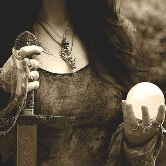 SoyLauraRivas's tweet photo. Luna llena... Luna fría... Luna de miel... Extraordinarias Extranormales y especiales cosas para nosotros siempre @EXN_Oficial #MagiaTime https://t.co/gLVAluf2hu