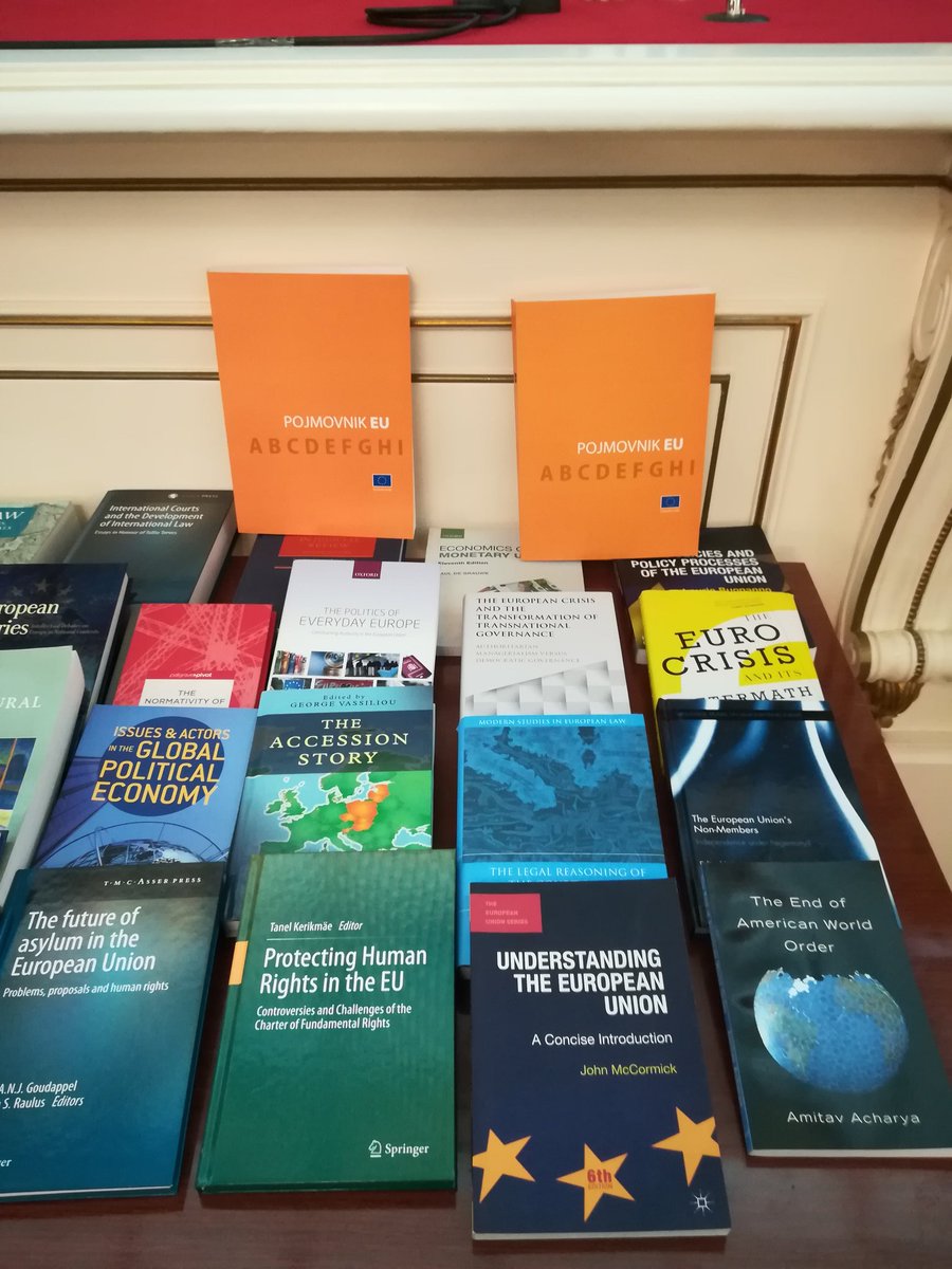 eusrbija's tweet photo. Trenutno smo u Rektoratu, gde će šef Delegacije 🇪🇺 u 🇷🇸 @FabriziSem
✔️ pokloniti vredne knjige 📚 @FPN_Beograd
✔️ predstaviti #EUpojmovnik
✔️ odgovarati na pitanja mladih o Evropskoj uniji!
Pratite nas i @EvropskiPokret, kao i hashtags #EvropaZaMene #EU2me https://t.co/PS5zn51Rn3