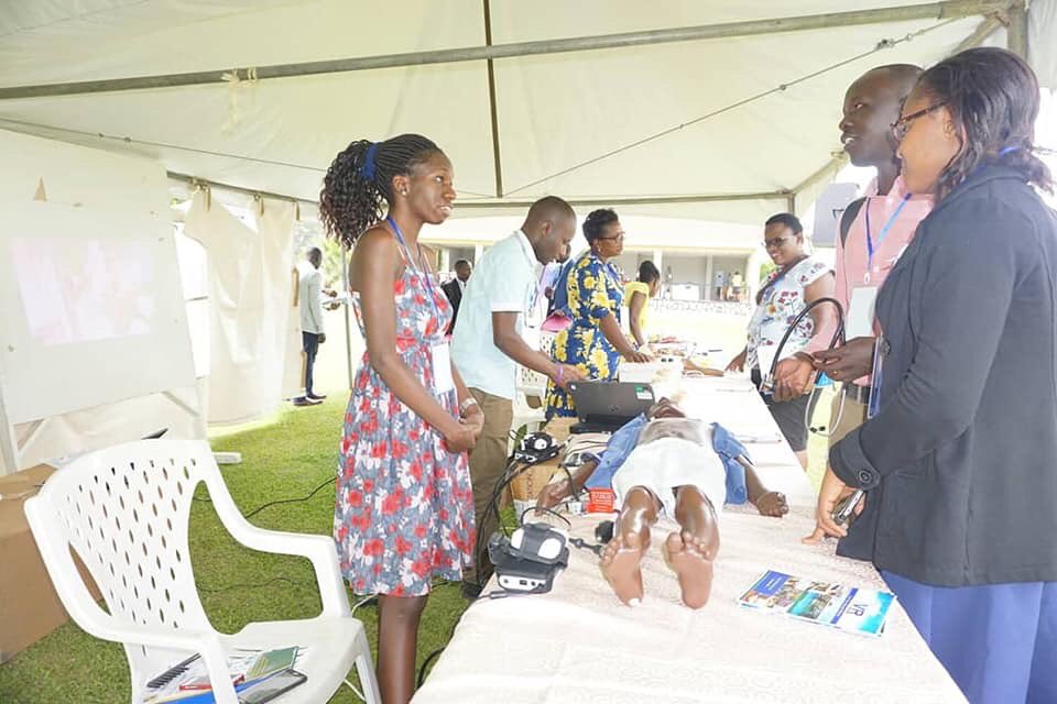 Sim_ForLife's tweet image. Dr. Tamara the #SimLabCoordinator  explains the features of the #simjunior mannequin during the exhibition #mbararauniversityofscienceandtechnology at the 14th annual research dissemination. The mannequin is used to simulate cases like Severe asthma, pneumonia among others