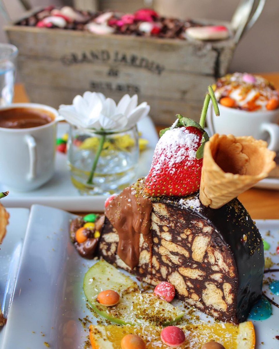 CoffeeeMode's tweet photo. Mozaik pastanın sevmeyeni yok fakat böyle süslüsünü yememişsinizdir😍💁 Kendisine baktıkça baktırıyor 👀 #coffeemodependik #coffeemode #pendik #coffeetime #türkkahvesi #sütlükahve #mozaikpasta #pasta #cake #bisquitte #sweet #coffeelover #coffee #latteart #cafe #instacoffee https://t.co/AkHKPSrQYV