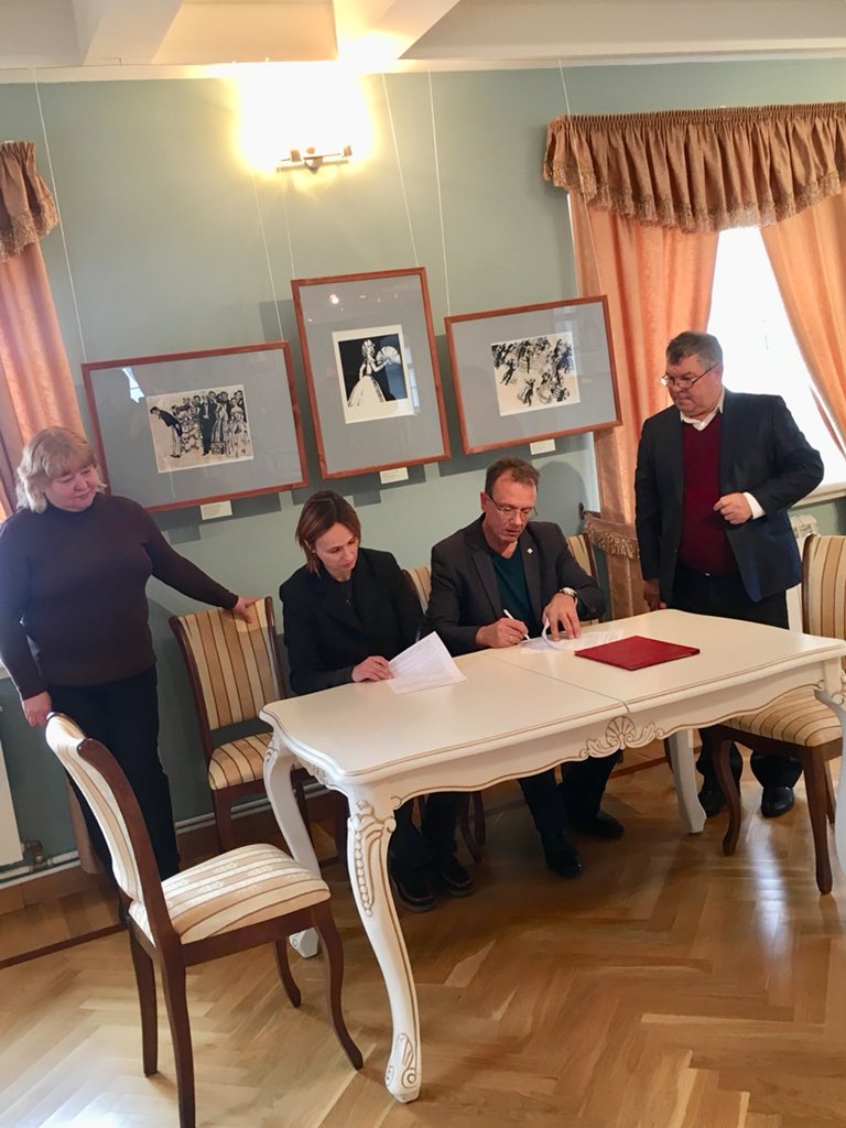 Друзья, наконец то наша многолетняя, плодотворная музейная дружба приобрела официальный характер. Сегодня мы с Музеем @borodinomuzeum подписали совместное соглашение о сотрудничестве! Ура! #Хмелита #Бородино #деньвистории