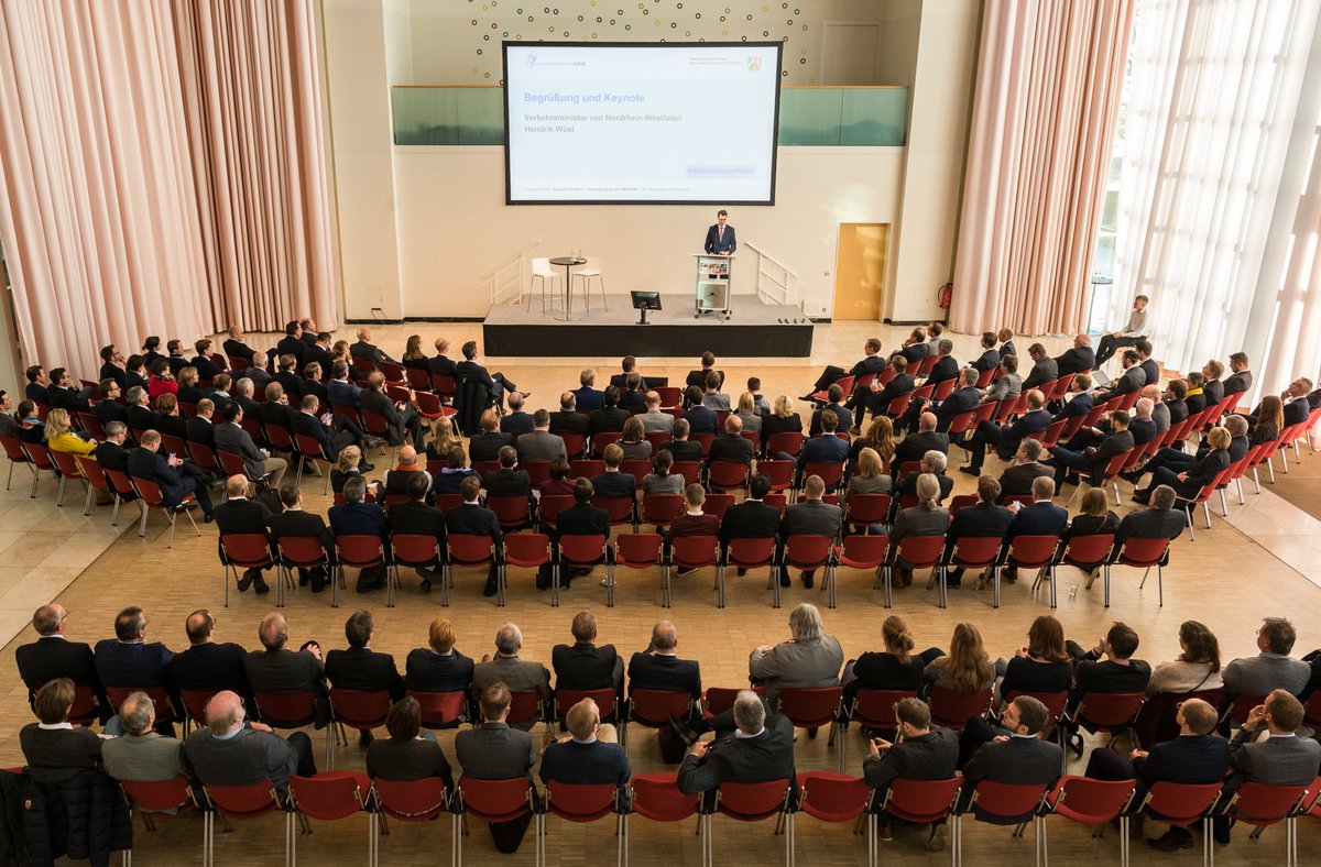 Viel Input bei der Fachkonferenz #MobileZukunftNRW: Die Ergebnisse werden gesichert und fließen ein in die Arbeit des VM. <a href="/HendrikWuest/">Hendrik Wüst</a>: „Wir beteiligen Sie, die Nutzer von #Mobilität aus Wirtschaft und Gesellschaft in #NRW. Nur gemeinsam erreichen wir das Ziel: #vorankommenNRW.“