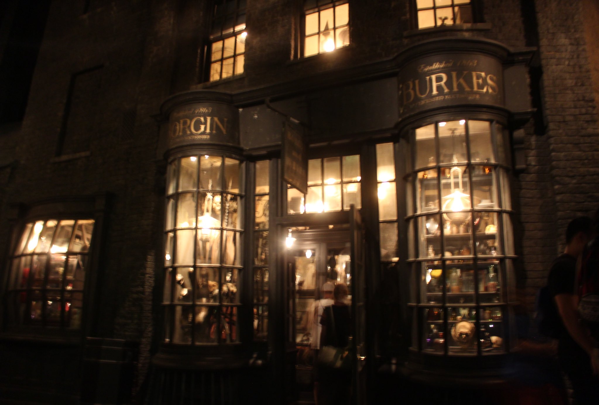 Sunny Days ノクターン横丁 闇の魔術に関する魔法用品を多く取り扱う通り こちらもusfのダイアゴン横丁エリア内に存在します 昼間から真っ暗 怪しさ満載です トム リドルも働いていた店 ボージン アンド バークス も勿論訪れることができ