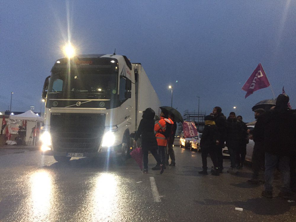 ForaCatBorbo's tweet photo. Avui tot el suport als treballadors de #Amazon . Des de #ReferendumUB i #ReferendumUPF solidaritat amb #AmazonOnStrike https://t.co/RemaY2yPTo