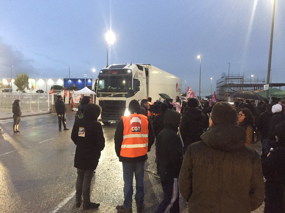 ForaCatBorbo's tweet photo. Avui tot el suport als treballadors de #Amazon . Des de #ReferendumUB i #ReferendumUPF solidaritat amb #AmazonOnStrike https://t.co/RemaY2yPTo