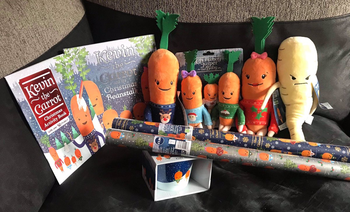 potterfan90's tweet photo. @AldiUK Kevin is coming for Christmas #KevinTheCarrot 🥕 #katiecarrot #carrotfamily #Pascalparsnip https://t.co/HB1G6zLYQd