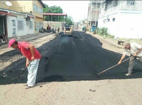elcalaboceno's tweet photo. ASFALTO PARA LA CARRERA 8
La alcaldía del municipio Miranda realizó colocación de 30 toneladas de asfalto al final de carrera 8 del casco central de Calabozo https://t.co/hcZpJHYWE8