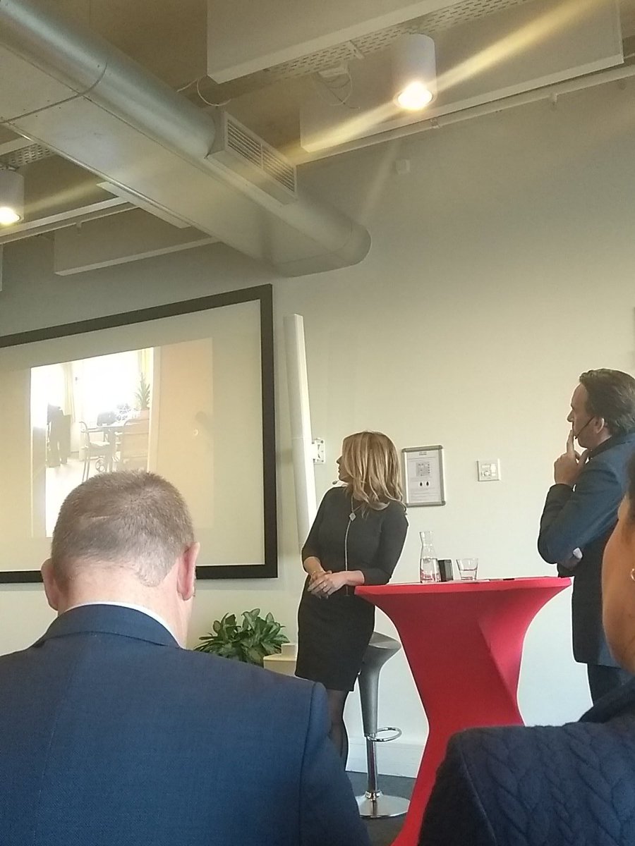 Wauw wat een bijzonder verhaal!  <a href="/HeleenvanRoyen/">Heleen van Royen</a> over haar documentaire 'het doet zo zeer'.  <a href="/ProvOverijssel/">Provincie Overijssel</a> #iedereeneenthuis #gezondwoneninoverijssel