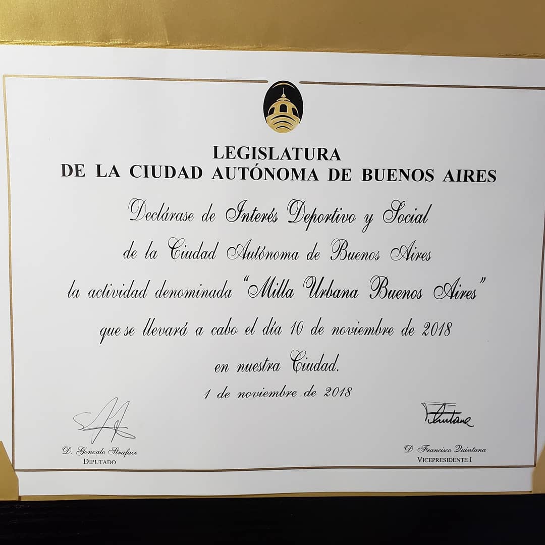 FactorRunning's tweet photo. @MillaurbanaBA recibió por
parte de @LegisCABA la distinción de: 

“Evento de interés Deportivo y
Social de la Ciudad Autónoma de Buenos Aires”. 

Dicho honor fue entregado de
manos del Diputado @gonzalostraface 

#MillaurbanaBA https://t.co/wqVgMisDX0