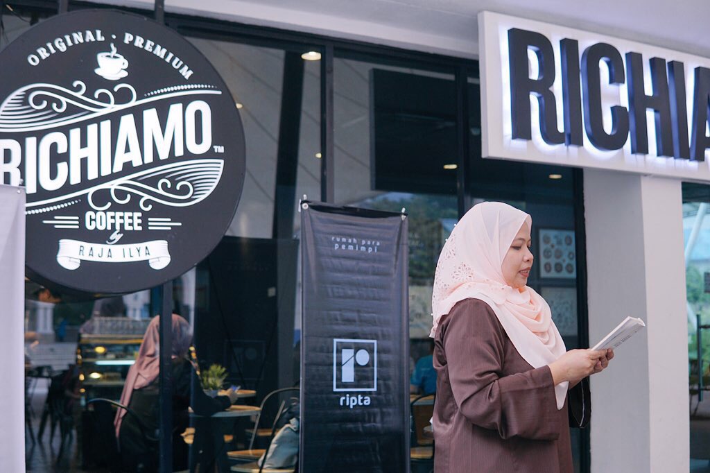 rumahripta's tweet photo. Sekitar Siri #RapatRipta edisi Kuala Lumpur di Richiamo Coffee #IIUM | 17 November 2018
@YwnInda membacakan beberapa puisi, berkongsi inspirasi penulisan dan borak santai bersama penggemar puisi yang telah hadir.
📸 @adiwafi
#RumahRipta
#UIA
#BukuJalananUIA
#RichiamoCoffee https://t.co/cjZ1Af8N3X
