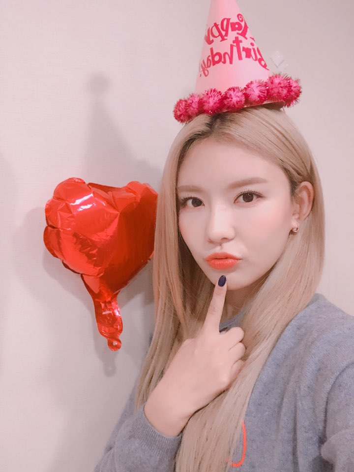 gu9udan's tweet photo. [📸PHOTO]
181123 V LIVE
🎂HAPPY NAYOUNG DAY🎂
ᆞ
나옹이의 깜짝 생일파티 즐거웠나옹⁉
구구단짝 앞으로도 오래오래➡
건강하고 행복하자💗
ᆞ
#구구단 #gugudan #나영 #NAYOUNG 
#HAPPYNAYOUNGDAY
#카멜레온같은나영이의생일을축하해❤ https://t.co/lqtt4GBzGM