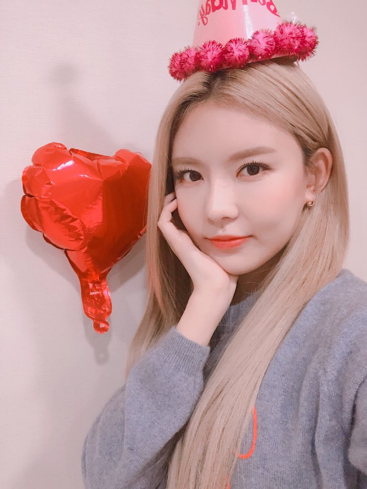 gu9udan's tweet photo. [📸PHOTO]
181123 V LIVE
🎂HAPPY NAYOUNG DAY🎂
ᆞ
나옹이의 깜짝 생일파티 즐거웠나옹⁉
구구단짝 앞으로도 오래오래➡
건강하고 행복하자💗
ᆞ
#구구단 #gugudan #나영 #NAYOUNG 
#HAPPYNAYOUNGDAY
#카멜레온같은나영이의생일을축하해❤ https://t.co/lqtt4GBzGM