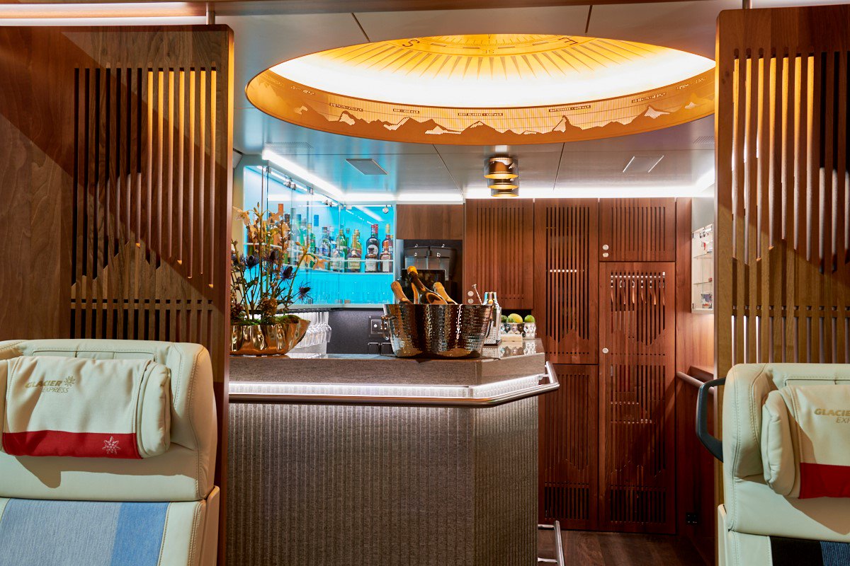 Veronique_Kanel's tweet image. L&apos;iconique #train du @glacierexpress_ a dévoilé ce matin son nouveau #wagon #ExcellenceClass, pour un voyage des plus luxueux entre @EngadinStMoritz et @zermatt_tourism, comprenant offre #gastronomique, vue panoramique et services exclusifs, dès mars 2019: bitly.com/2zqFf9d