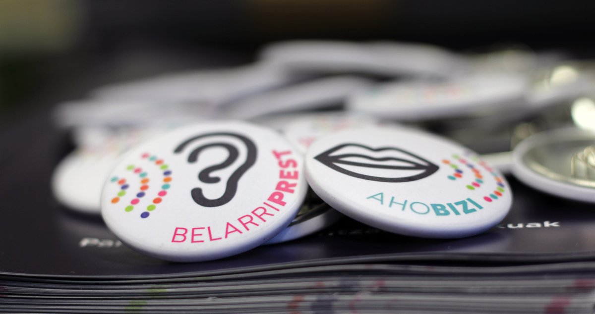 KASU!!!!
Bateko eta besteko txapa bakanak bildu eta denak eraman ditugu Karridendara. Beraz:
EUSKARALDIKO TXAPA JASOTZEKE DUZUENOK <a href="/Karrikiri/">Karrikiri Elkartea eta Denda</a> ELKARTEAREN DENDAN BAKARRIK IZANEN DITUZUE ESKURA! (Xabier karrika 4) 

LAGUNDU MEZUA ZABALTZEN!!!