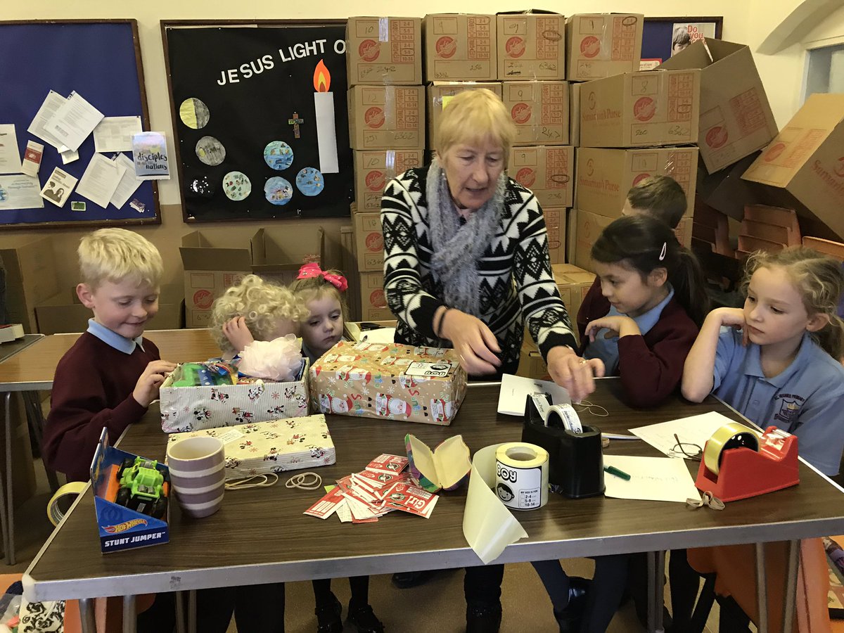rlhughesAIM's tweet photo. The School Council are busy this afternoon helping pack boxes for #samaritanspurse #operationchristmaschild https://t.co/djXEOFiChq