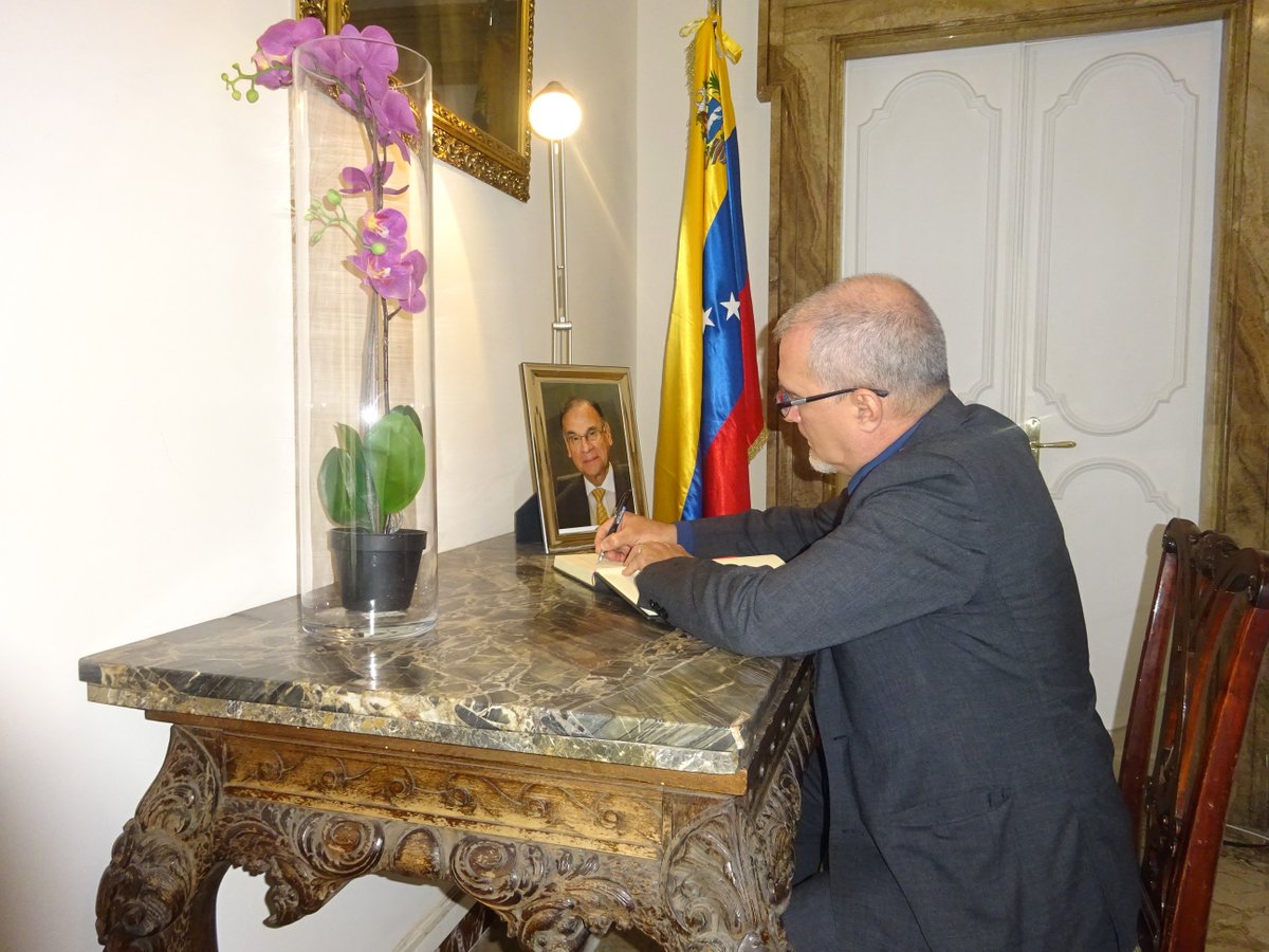 JoseCarlosRguez's tweet photo. #Roma #22nov2018 firmo en la Embajada de la Rep. Bolivariana de #Venezuela @embavenitalia el Libro de Condolencias por el reciente fallecimiento en #LaHabana del Embajador #venezolano en #Cuba #AlíRodríguezAraque, amigo entrañable del pueblo #cubano. @CancilleriaVE @jaarreaza https://t.co/ML6JUid8TJ