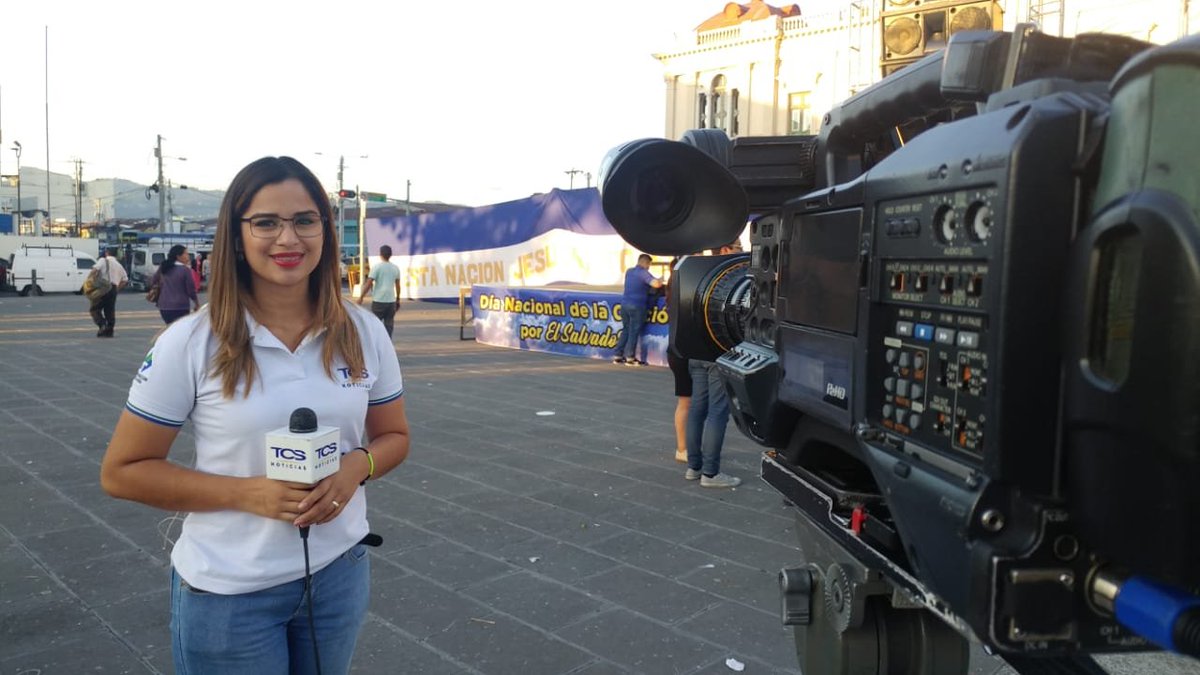 tcsnoticias's tweet photo. #EquipoTCS
La periodista @KarlaTorresTCS y el camarógrafo-editor Nicolás Figueroa, esta mañana en la Plaza Barrios del centro capitalino.
#TCSNoticias
#TCSenMovimiento https://t.co/PqYJZyOXJb