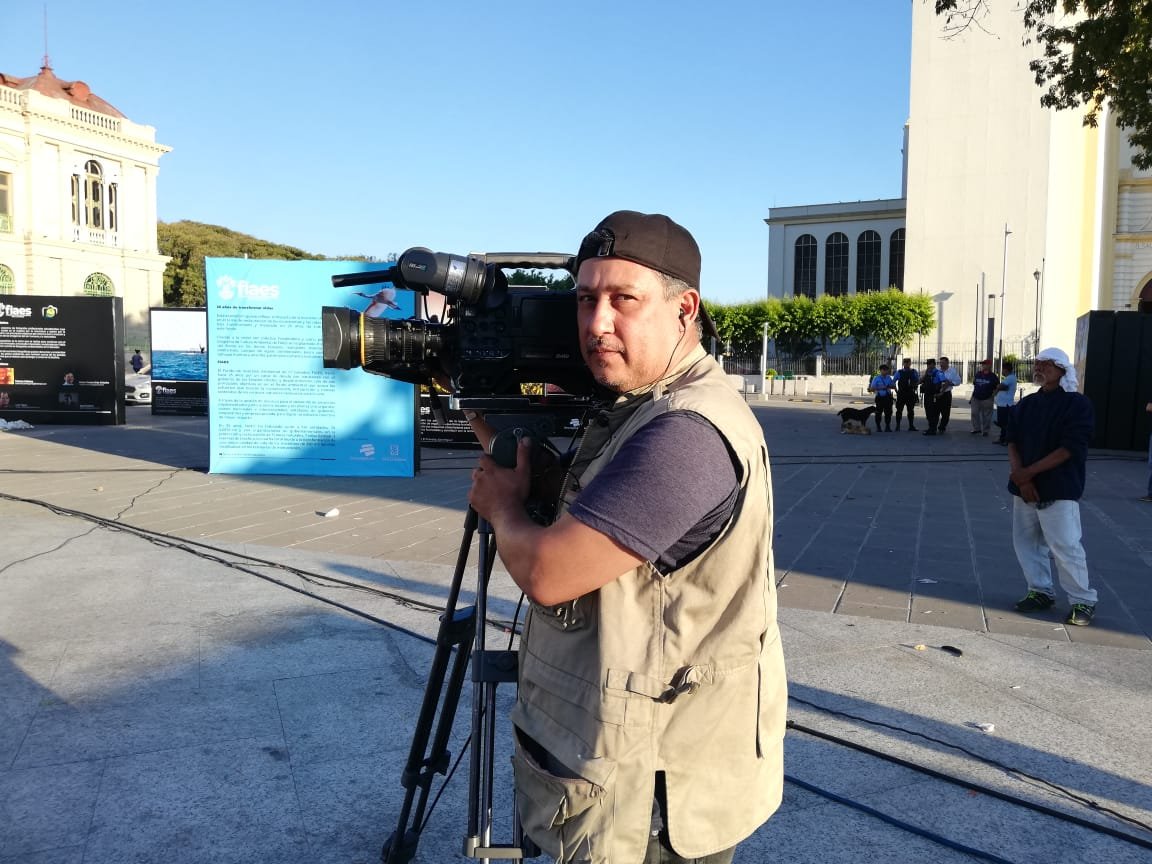 tcsnoticias's tweet photo. #EquipoTCS
La periodista @KarlaTorresTCS y el camarógrafo-editor Nicolás Figueroa, esta mañana en la Plaza Barrios del centro capitalino.
#TCSNoticias
#TCSenMovimiento https://t.co/PqYJZyOXJb