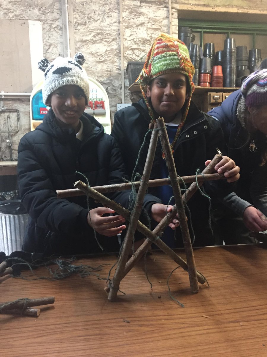 cockington_pri's tweet photo. Helping in the garden to make the Christmas Trail stars. @TorreAbbey @kidsinmuseums #TakeoverDay https://t.co/1HcUMHgcYk
