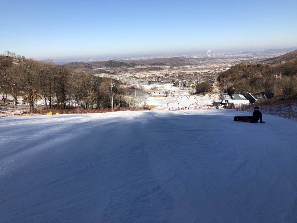 Administrators0's tweet photo. Skiing https://t.co/lDOOmM7GlA