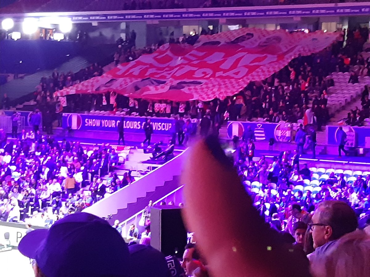 Fwee82's tweet photo. On va les bouffeeeeeer !!! Bataille de supporters ! #wearetennis #wearetennisfanacademy #TousEnBleu https://t.co/uGUM1L3di8