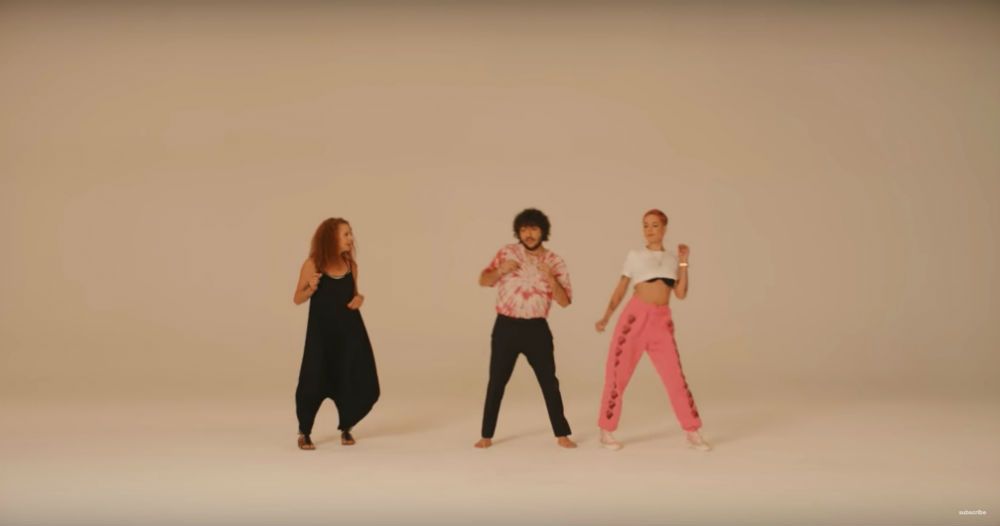 Prambors's tweet photo. Now! #BUBBLINGUPSONG
Benny Blanco, Calvin Harris - I Found You
#PramborsPlaying with @PratamaMario & @pgenuschka #Trending20 https://t.co/KjosAhGMNU