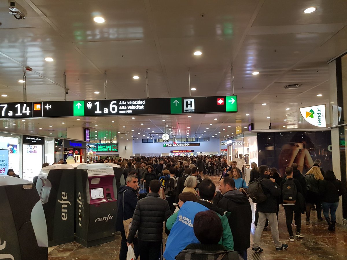 salabuscarla's tweet photo. Esta es la cola para acceder al control del AVE en #Barcelona.   Quieren que vayamos en Avión. O es por culpa de una hebilla, que me estoy volviendo loco yo no puedo vivir sin ella... @Renfe @Inforenfe https://t.co/k5K0tLoTN4