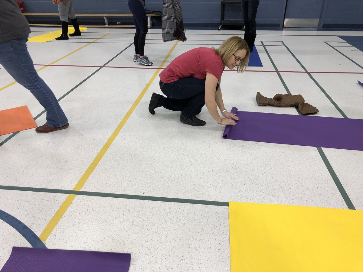 Une leçon de yoga ce matin animée par Caroline Landry enseignante à AEC. Une équipe école engagée vers la bienveillance pour tous.<a href="/cloutjul/">Julie C-Rainville</a> #Bienveillance