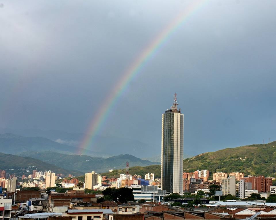 El cielo de Cali se viste de colores para recibir este viernes. ❤❤❤ Compártenos tus fotos con la etiqueta #CielosdeCali 

Foto: Raúl Palacios / El País

#calico #FelizViernes #BuenViernes