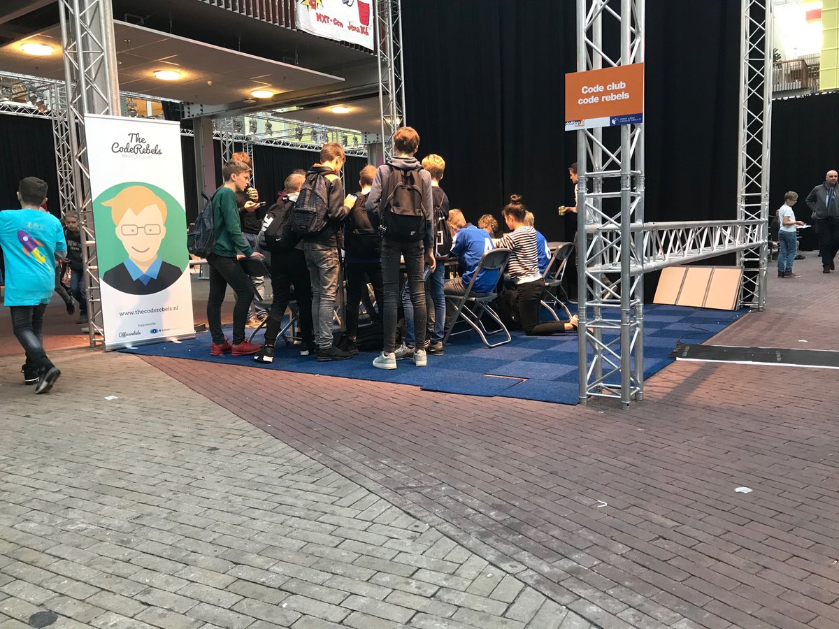 timvogt's tweet image. Leeg league pop up code club zit erop! #_born_to_code #legoleague