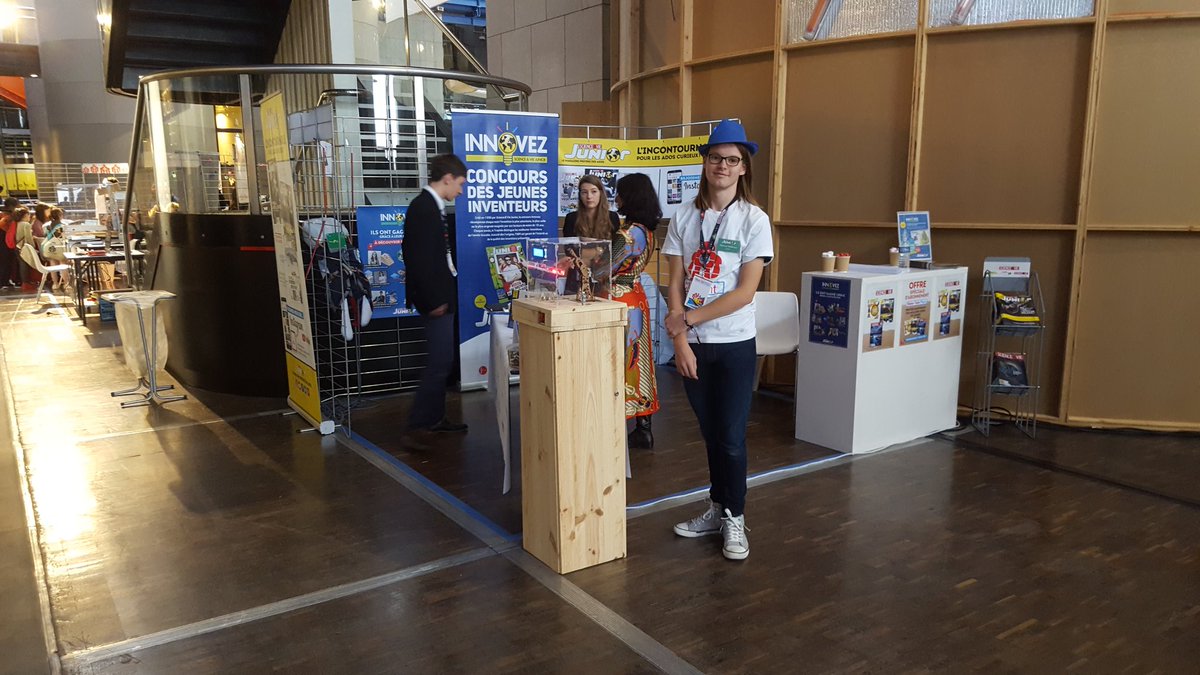 FabDELABROYE's tweet photo. C'est reparti pour clément et son pil'o'bot #MFP18 sur le stand de science et vie junior #svj @LeLaboSVJ https://t.co/JNUfKUNYIt