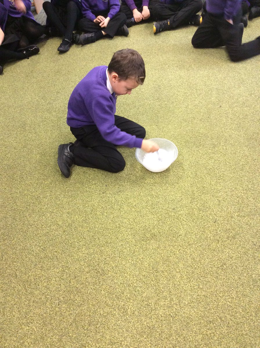 CopenhagenClass's tweet photo. Experimenting with soap products. Which product will make the most bubbles? https://t.co/Nhyi9mBZmC