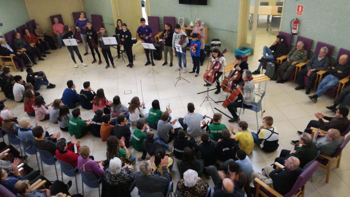 Avui, 3r i darrer acte <a href="/1origami1euro/">1 origami 1 euro</a> amb <a href="/CSSIgualada/">Consorci Sociosanitari d'Igualada (CSSI)</a> i @mutuageneralcat  al casal de gent gran Sant Jordi i avui, amb la participació de tots els violins i violoncels SonaEscolaXL de l’escola de música d’Igualada. Moltes gràcies a tots.