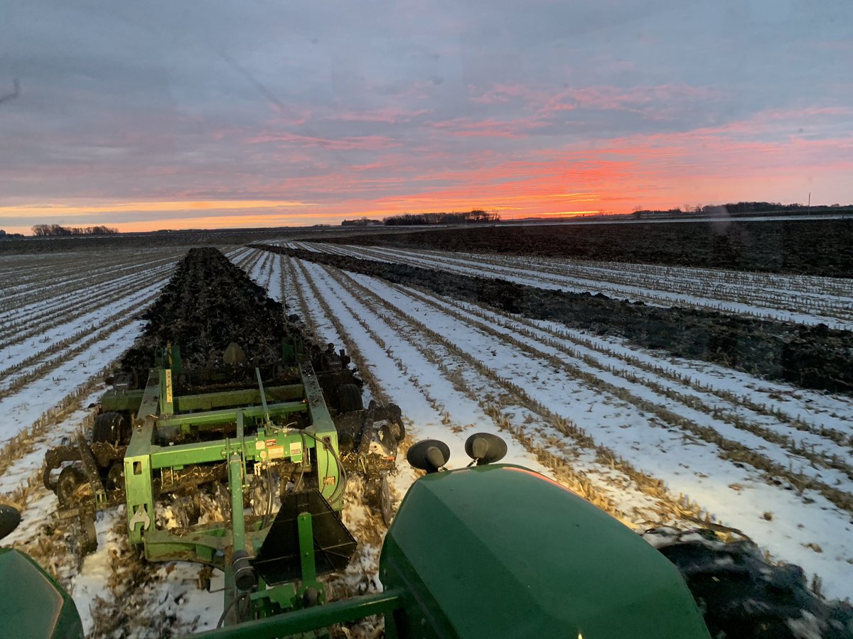 jen_ijohnson's tweet photo. We’re rolling around the clock in the farming version of #BlackFriday.  
 #TheFrostIsComing 
 #JohnDeere #tillage #harvest18 https://t.co/ed2tnGYgFX