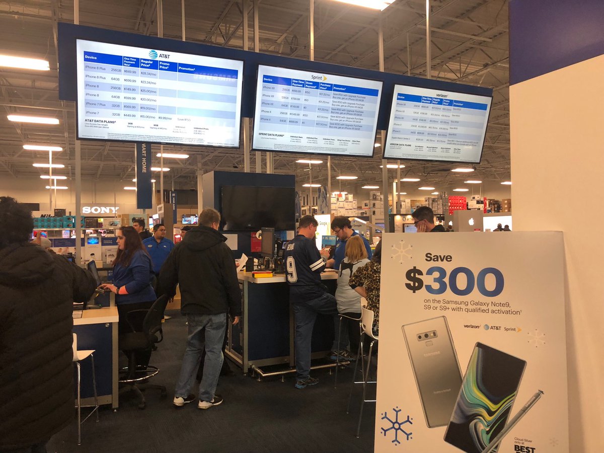 Holland Ohio Best Buy is busy! Great deals! #MidwestPride #SprintNRMadeInMI ⁦<a href="/KmwhiteKw/">Kim White</a>⁩ <a href="/quyent/">quyen tran</a>