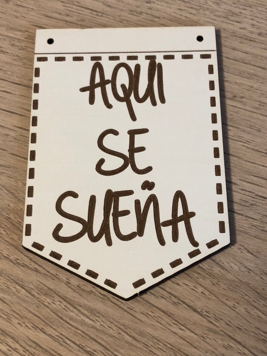 ScrapandCut's tweet photo. Has visto las maderitas con mensaje de Dayka? Son perfectas para hacer un regalo estas navidades. Personalízalas a tu gusto, con tus colores favoritos y conviértelas en llaveros o colgantes. Tú decides. Si quieres encontrarlas, visita nuestra web: https://t.co/6lBgarav8l https://t.co/Ax4ojfL1kp