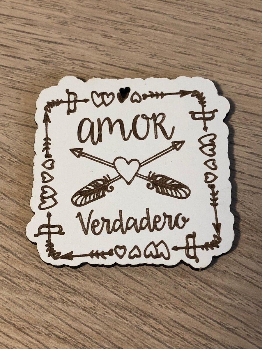 ScrapandCut's tweet photo. Has visto las maderitas con mensaje de Dayka? Son perfectas para hacer un regalo estas navidades. Personalízalas a tu gusto, con tus colores favoritos y conviértelas en llaveros o colgantes. Tú decides. Si quieres encontrarlas, visita nuestra web: https://t.co/6lBgarav8l https://t.co/Ax4ojfL1kp